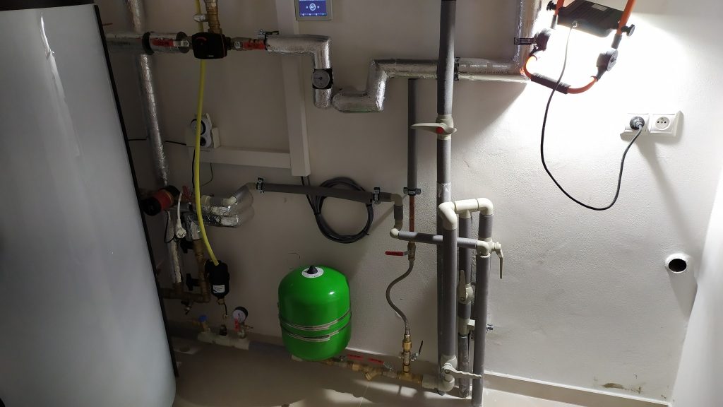 Realizace tepelného čerpadla – hydraulické rozvody a zásobníky
